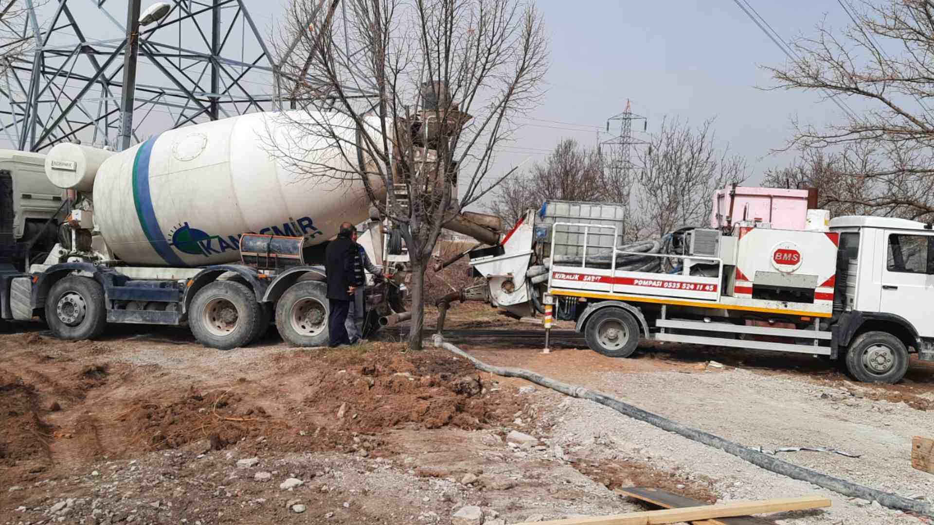 Kapalı otopark alanına döşenmiş sabit beton pompası boru hattı ile zemin betonu dökümü