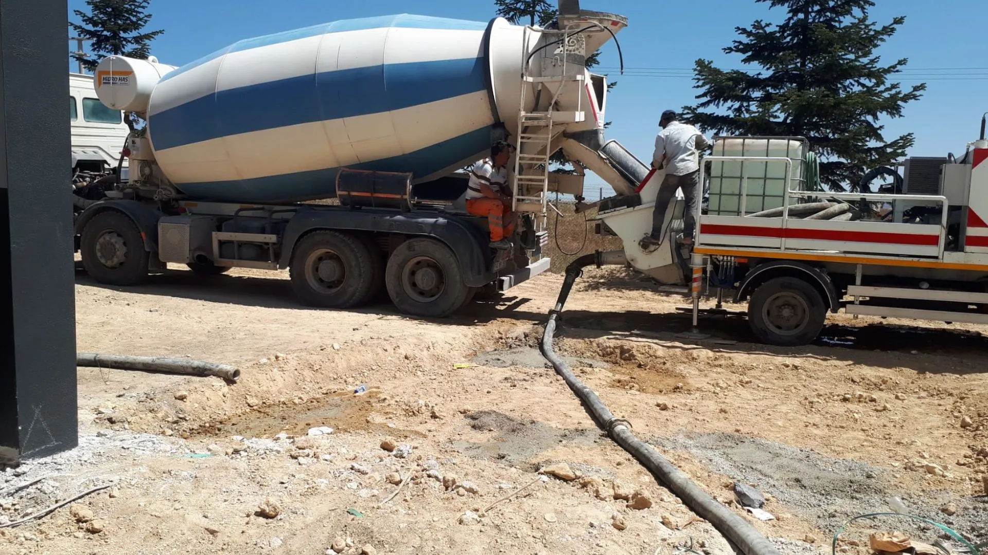 Kamyon üzerine monteli BMS sabit beton pompası, hazne ve su tankı görünümü