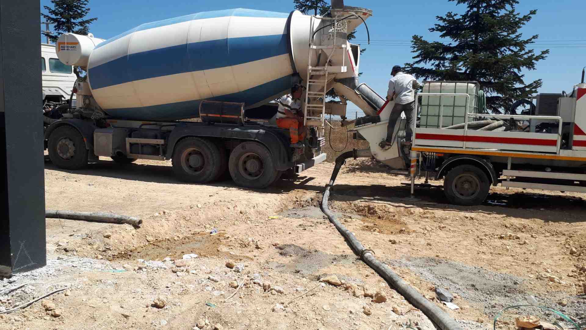 Şantiyede beton dökümü için hazırlanan sabit beton pompası ve boru hattı