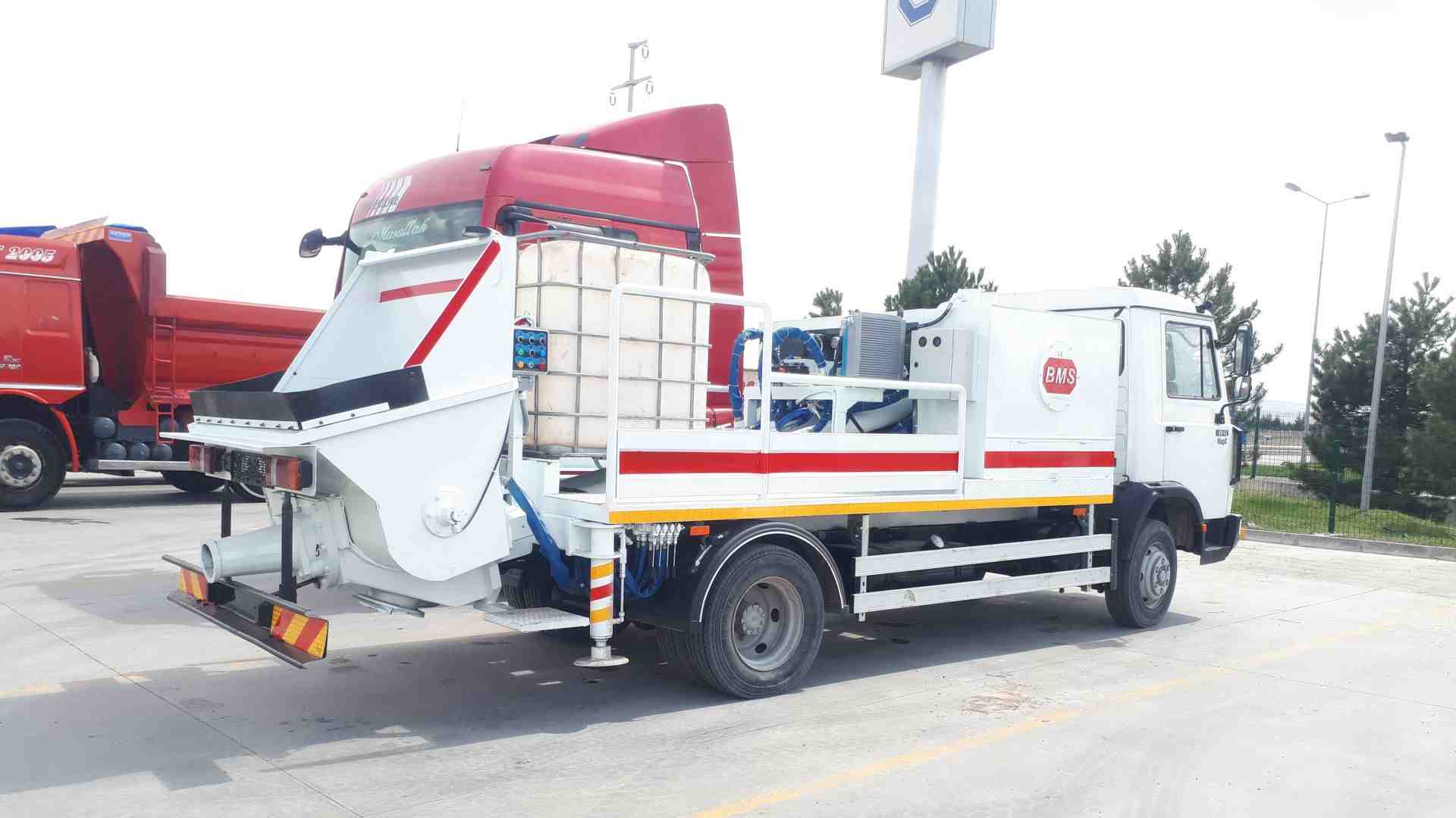 Dökümü tamamlanmış döşeme betonu yüzeyi ve kür için hazırlanan saha