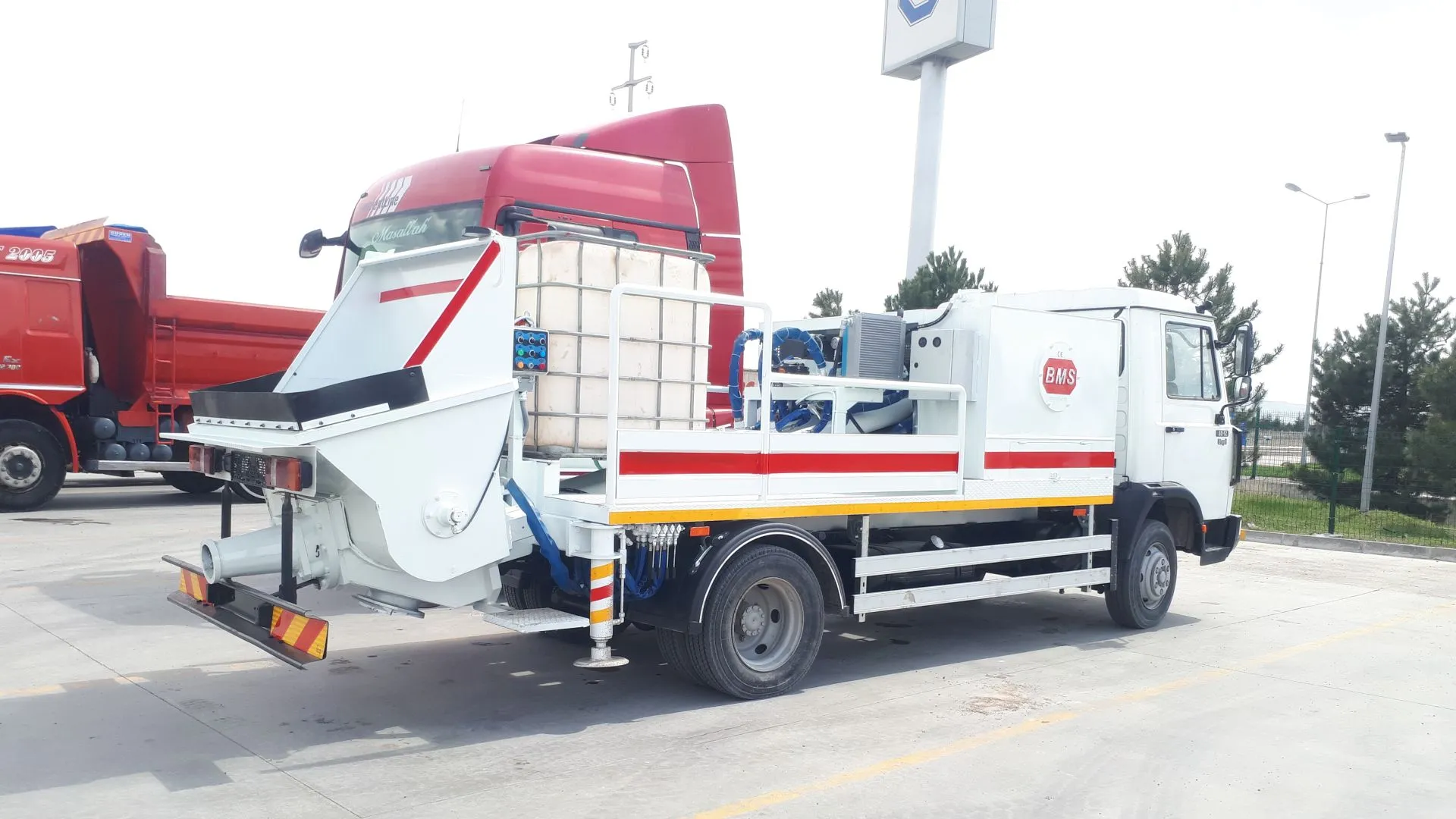 Şantiyede kurulmuş yer pompası ve döküm noktasına uzanan beton boru hattı