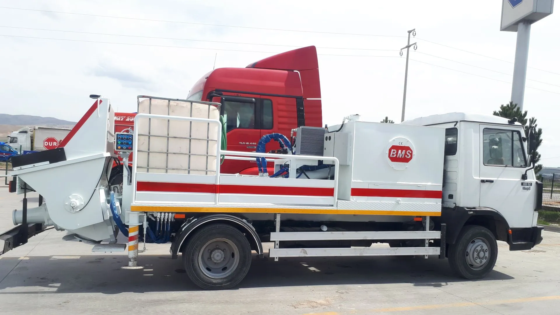 Sabit beton pompası hattıyla kapalı bir yapıda yapılan beton dökümü