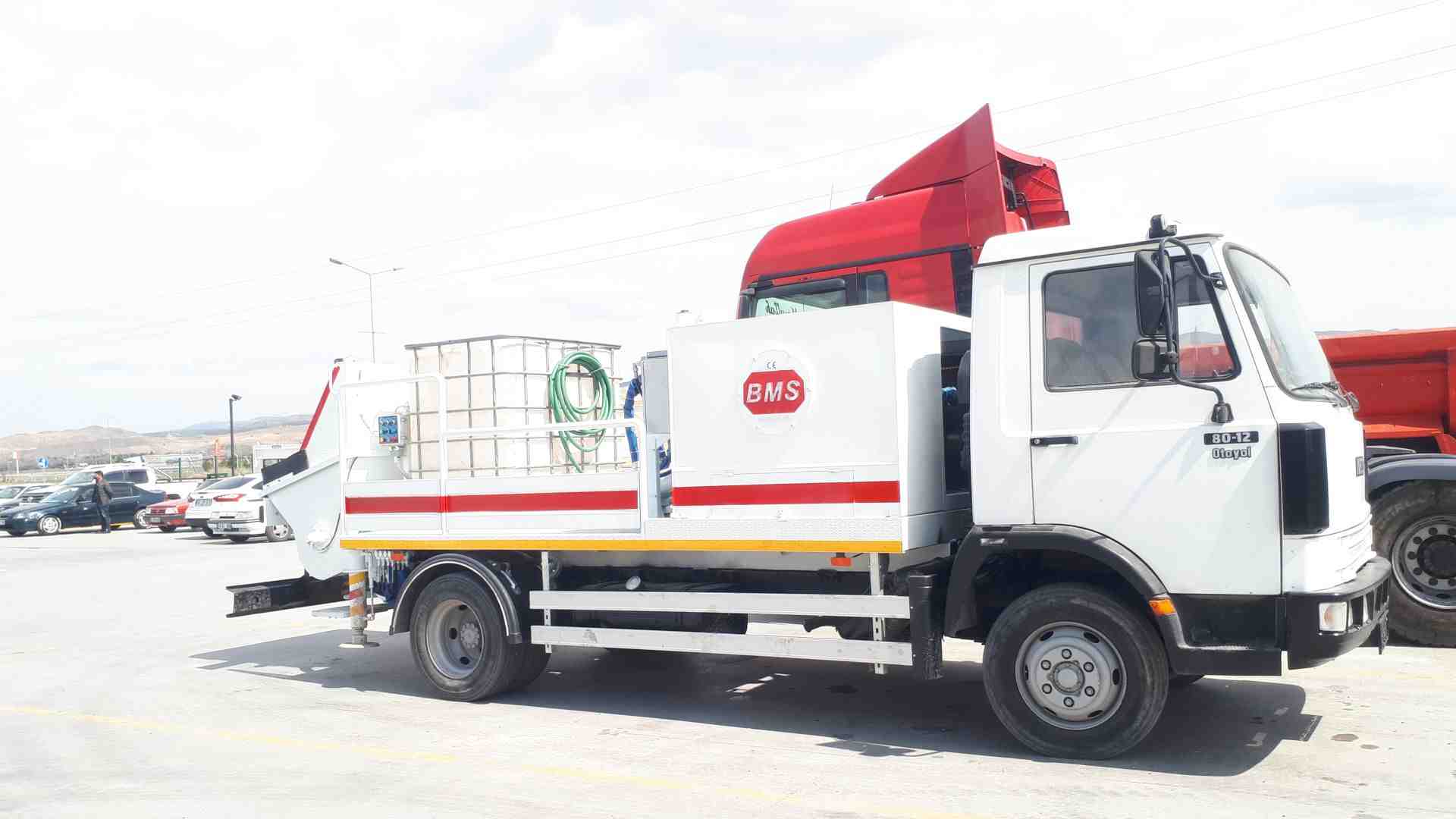 Yaz aylarında açık şantiyede sabit beton pompası ile döşeme betonu dökümü