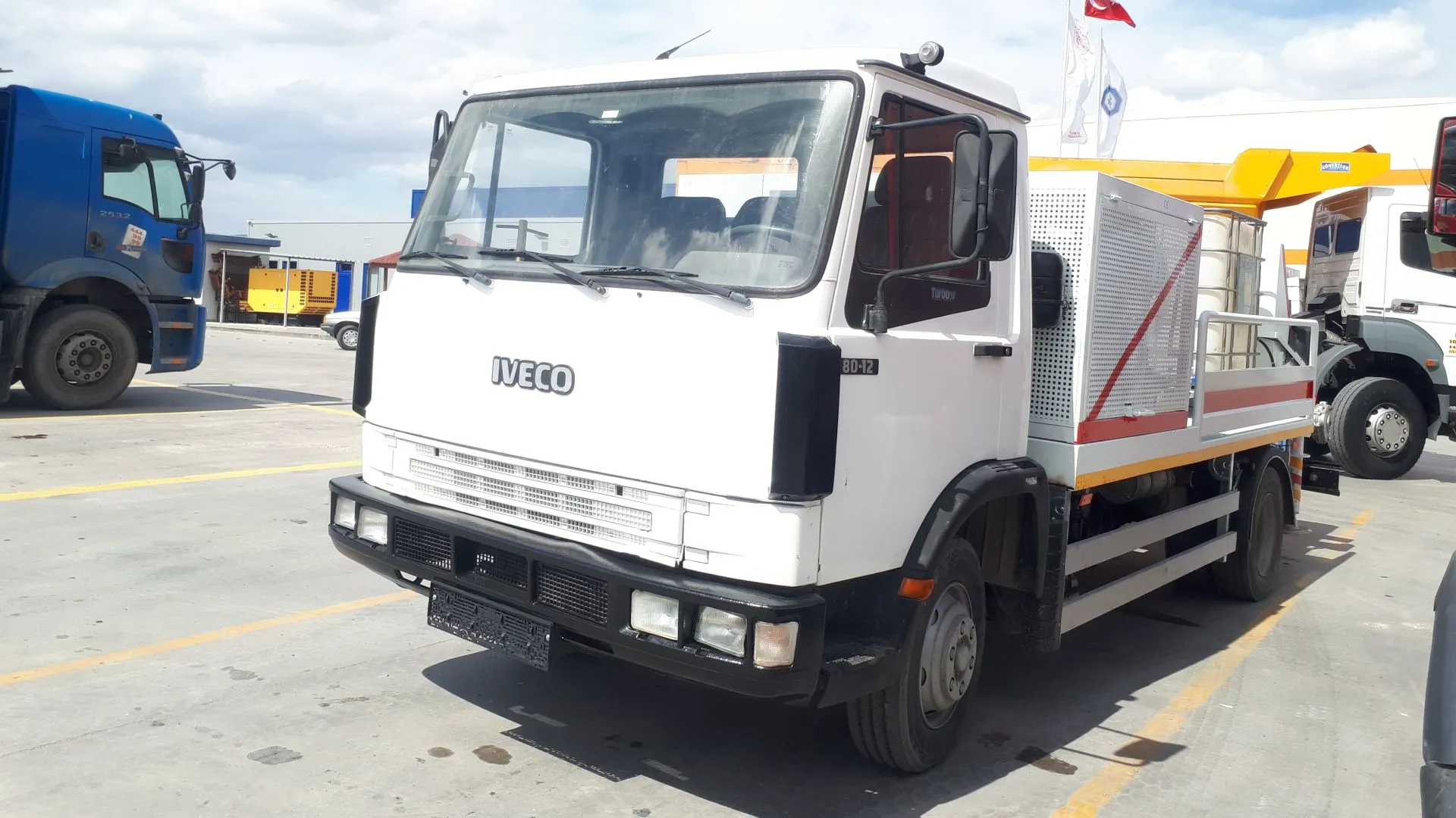 Kapalı bir alanda yer pompası hattından döşemeye beton dökülmesi