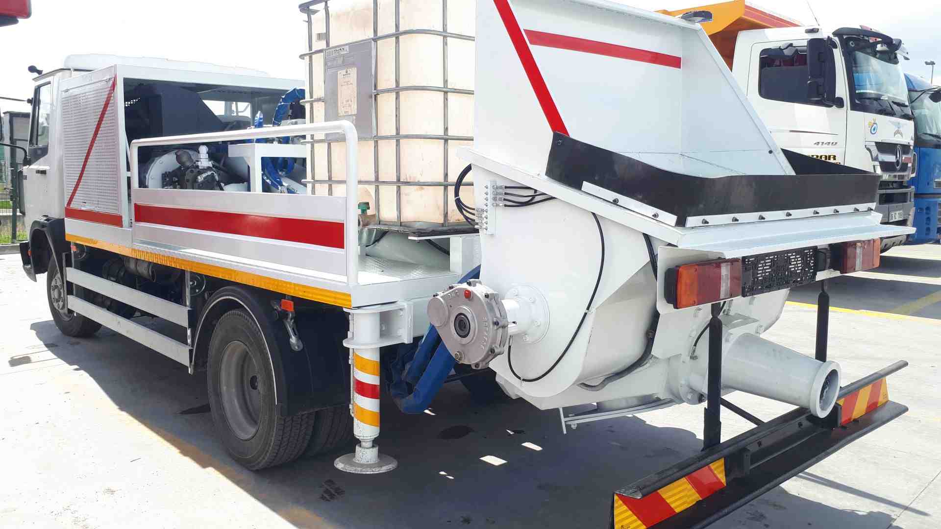 Boru hattıyla çalışan sabit beton pompası ile bomlu pompanın karşılaştırılması