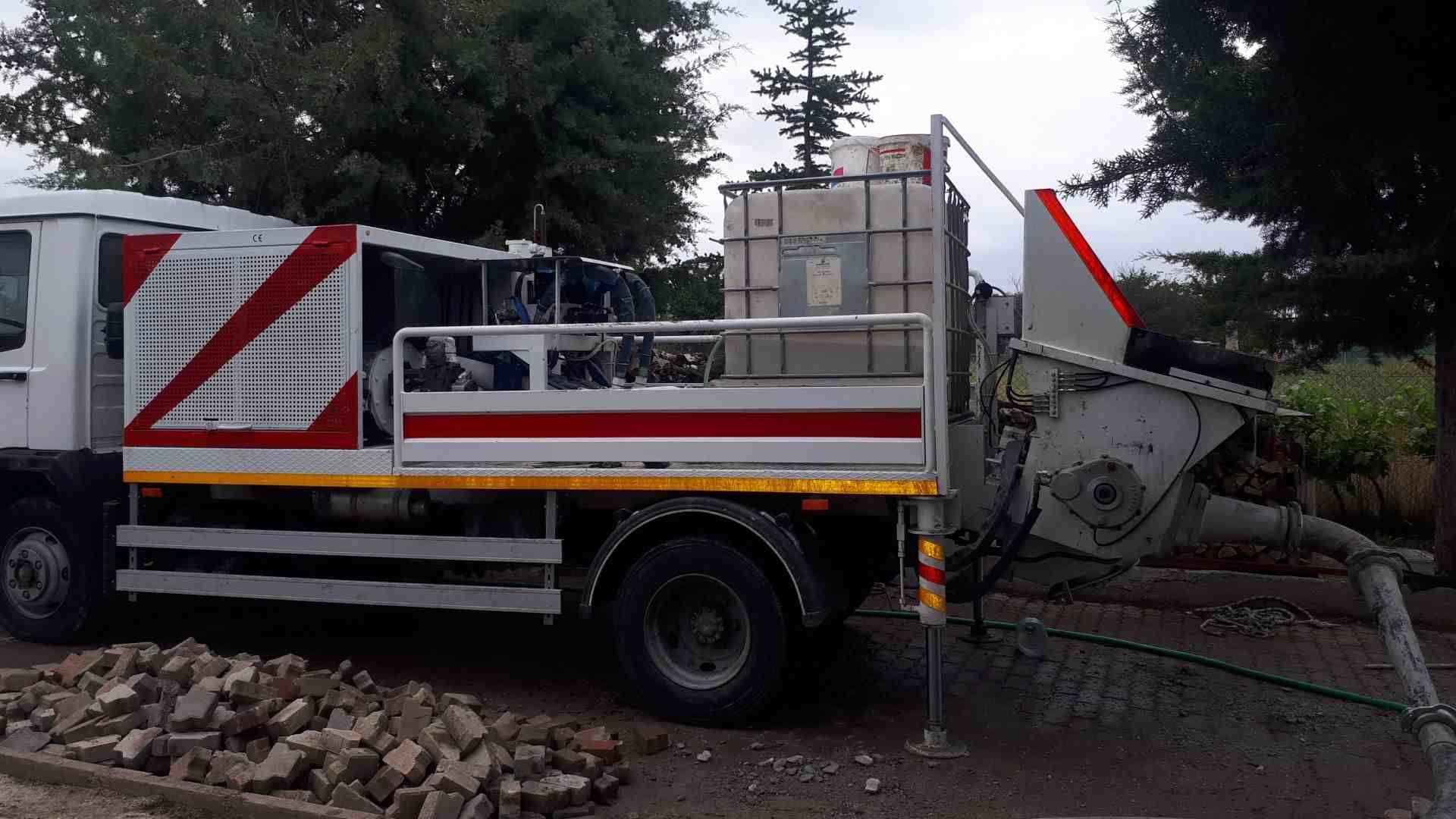 Sahada çalışan sabit beton pompası