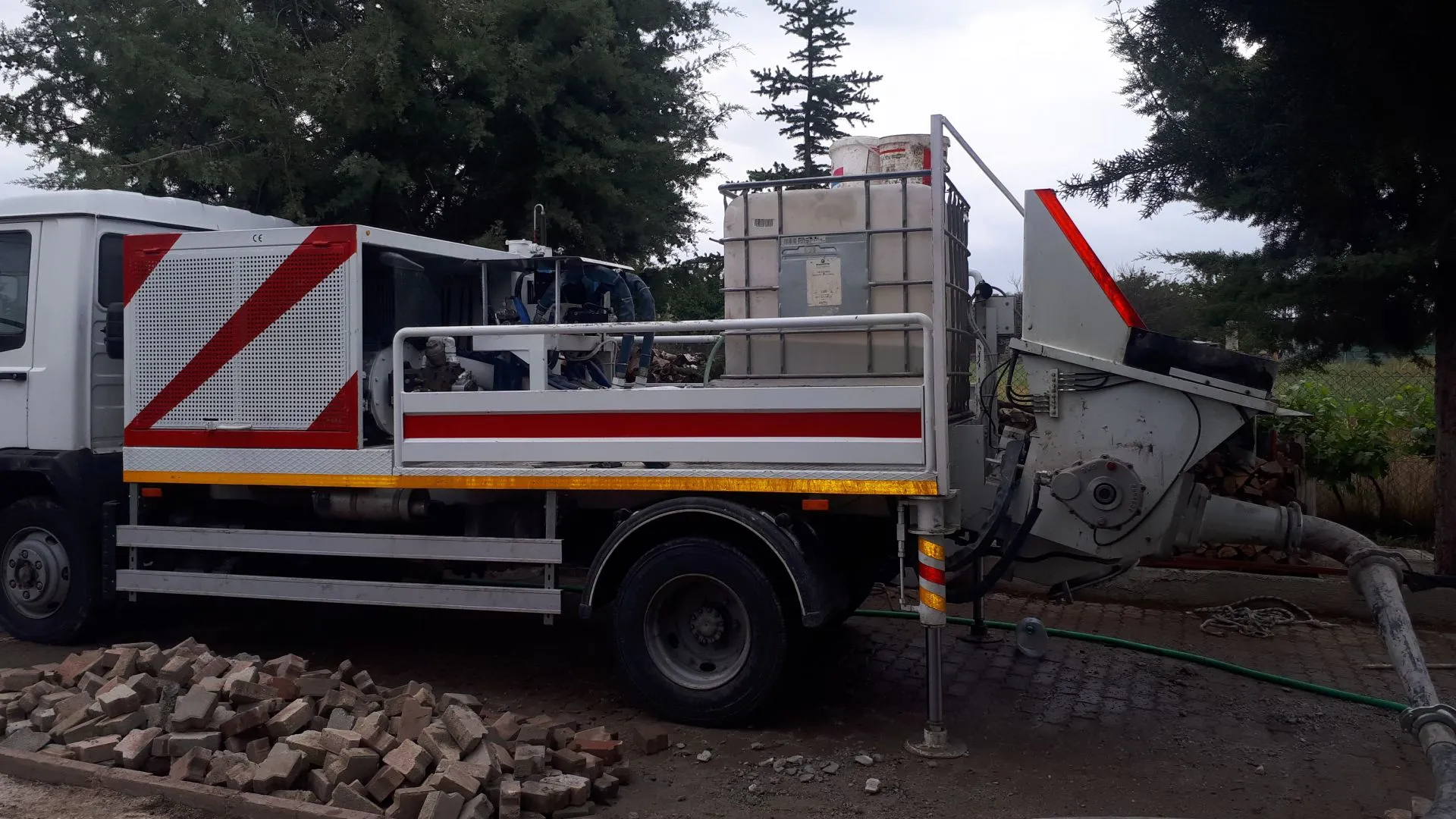 Sabit beton pompasına bağlı çelik boru hattı ve kelepçeli bağlantılar